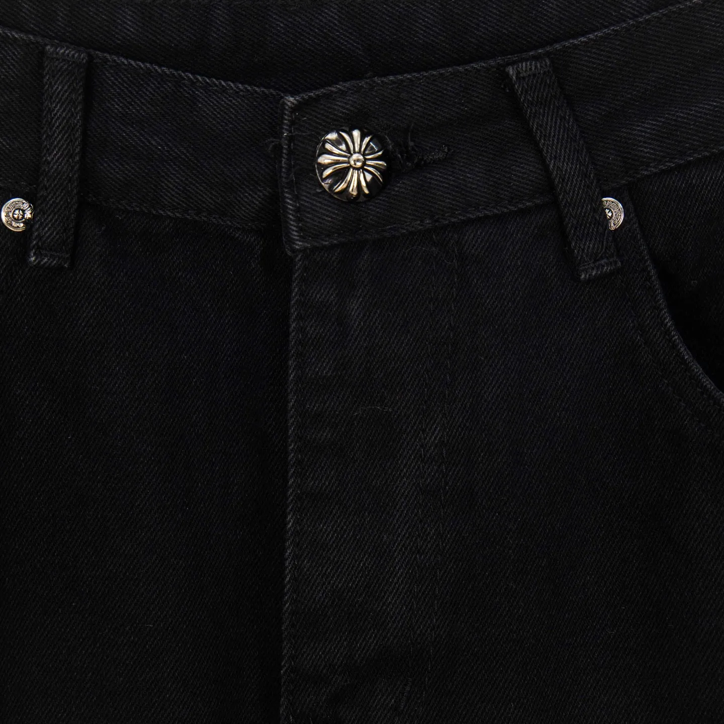 P260 Chrome Hearts Black Pants, Sanskrit Blue and White Multi-Leather Jeans. CH jeans need to be washed and then disassembled and hand-stitched with sheepskin cross leather and then spliced ​​together. The whole piece has too many craftsmanship to explain. The patchwork is decorated with cross patterns and the high-waisted washed jeans! ! Absolutely high-end luxury products, god-level single products and super popular products, made with top heavy industry, a must-see magic weapon. Customized hardware. The fabric is thick and soft after washing. It has good breathability. Customized small leather label. Unique design. The details are simple and elegant, and the workmanship is exquisite. The entire trousers are neatly routed and the details are in place! It’s so cool that both men and women can easily control the genderless trend! Style number: 1801# Color: black Size: 28 30 32 34